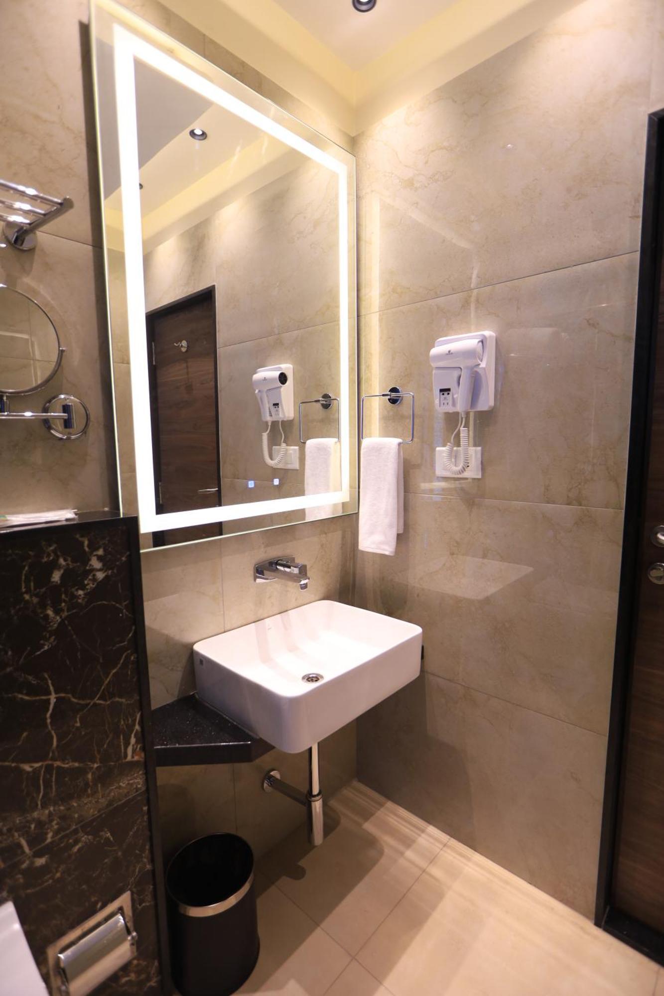 קומבאקונאם Kings Bury Inn מראה חיצוני תמונה